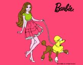 Barbie paseando a su mascota