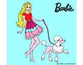 Barbie paseando a su mascota