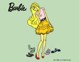 Dibujo Barbie y su colección de zapatos pintado por livet