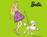 Barbie paseando a su mascota