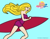 Barbie corre al agua