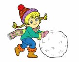 Niña con gran bola de nieve