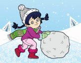 Niña con gran bola de nieve