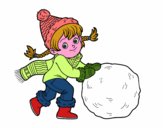 Niña con gran bola de nieve