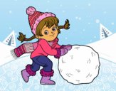 Niña con gran bola de nieve