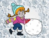 Niña con gran bola de nieve