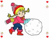 Niña con gran bola de nieve