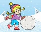 Niña con gran bola de nieve