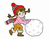 Niña con gran bola de nieve