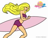 Barbie corre al agua