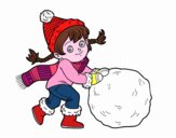 Niña con gran bola de nieve