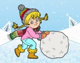 Niña con gran bola de nieve