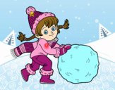 Niña con gran bola de nieve