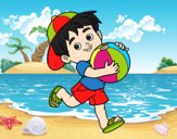 Niño jugando con balón de playa