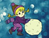 Niña con gran bola de nieve