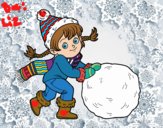 Niña con gran bola de nieve