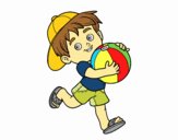 Niño jugando con balón de playa