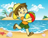 Niño jugando con balón de playa