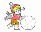 Niña con gran bola de nieve