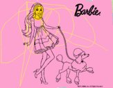 Barbie paseando a su mascota