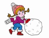 Niña con gran bola de nieve