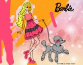 Barbie paseando a su mascota