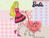 Barbie paseando a su mascota