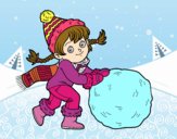 Niña con gran bola de nieve