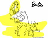 Barbie paseando a su mascota