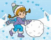 Niña con gran bola de nieve