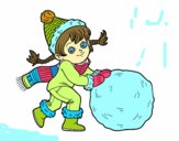 Niña con gran bola de nieve