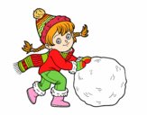 Niña con gran bola de nieve