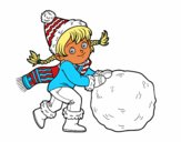 Niña con gran bola de nieve