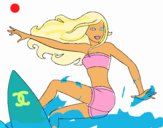 Barbie surfeando