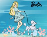 Barbie paseando a su mascota