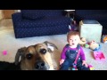 ¡Este bebé no para de reír gracias a su perro!
