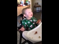 La reacción de un bebé al probar el bacon por primera vez