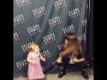 Selena Gomez canta con una niña