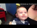 Un bebé escucha por primera vez a sus padres