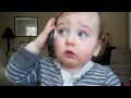 Un bebé hablando por teléfono